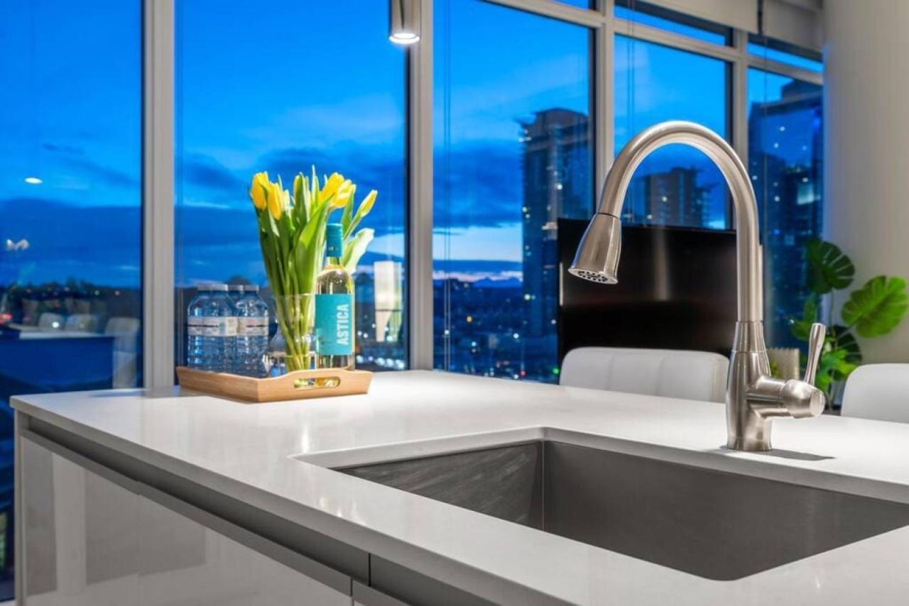YYC Luxury Apartment On The 9Th Floor Near Stampede, Complimentary Wine, 2 Car Ug Parking מראה חיצוני תמונה
